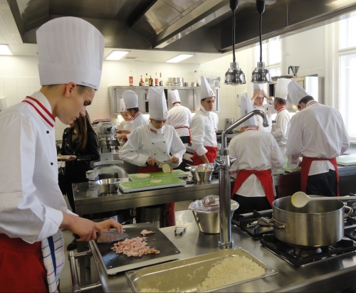 Am "Tag der Wiener Schulen" am 4. Oktober 2017 öffnet auch die GAFA ihre Pforten: Vorbereitung der Kostproben für die  Gäste