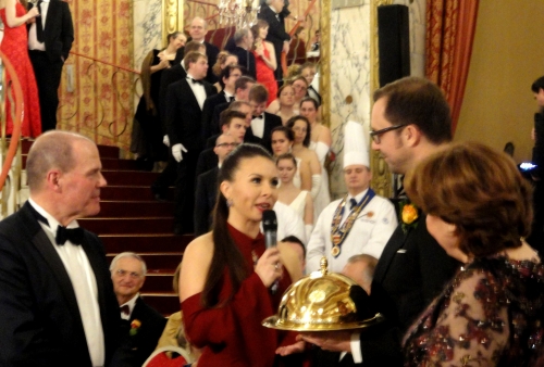 Der Club der Wiener Gastwirte ehrte ihn mit der Verleihung der "Goldenen Cloche" als Botschafter der österreichischen Küche.