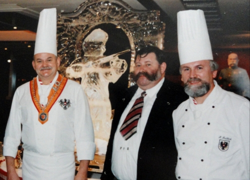 FV Peter Berger, Direktor Franz Zodl und Kochlehrer Hans Hießböck präsentieren die Wiener Küche in Honkong!