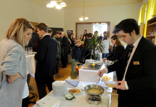 Die Gästezahl und das Interesse waren groß - auch Absolventen und Absolventinnen nutzten die Gelegenheit zum GAFA-Besuch!
