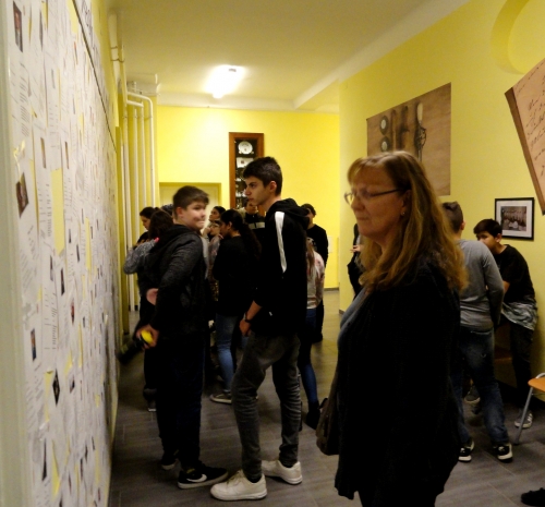 Die Besucher studieren unsere "GAFA-Absolventenwand".