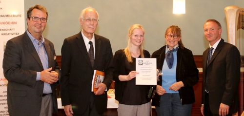 Hannah HOFMANN bekam zur "Auszeichnung" Sekt + Münzen, gesponsert durch den Verein bei Absolvent Michael Blaha (25. Jg./1987) 