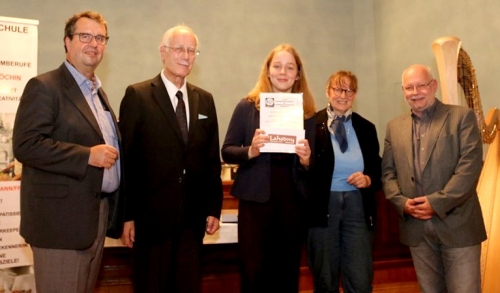 Der "Ausgezeichnete Erfolg" von Clarissa RUPRECHTER wird mit dem Gutschein von Absolvent Wolfgang Lahodny (23. Jg/1985) belohnt