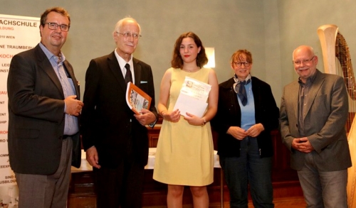Fachschülerin Selina KLATT erhielt für den "Ausgezeichneten Erfolg" einen Gutschein von Absolventin Manuela Prost (19. Jg./1981)