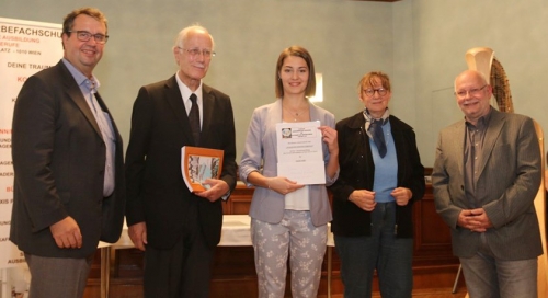 Belohnung des "Ausgezeichneten Erfolges" von Fachschülerin Sarah JAHN mit dem Gutschein von Isabell Grünberger (42. Jg./2004)