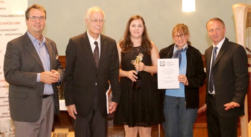 Maarit JEDINGER kann ihre "Auszeichnung" mit Sekt + Münzen, gesponsert durch den Verein bei Michael Blaha (25. Jg./1987) feiern