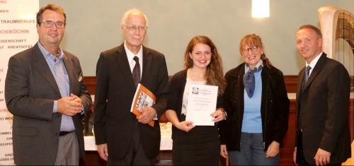 Patisserie-Absolventin Anna KARMEL kann ihre "Auszeichnung" beim Stelzenessen im "Englischen Reiter" unseres Obmannes feiern