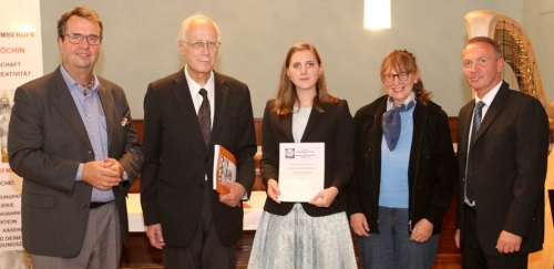 Die "Auszeichnung" der Patisserie-Schülerin Ines EBNER wurde mit dem Stelzengutschein unseres Obmanns Wilhelm Reinthaler belohnt
