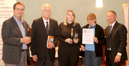 Iris KRÄUTLEIN aus Deutschland erhielt vom Verein Sekt +Münzen für ihren "Ausgezeichneten Erfolg" in der Patisserie